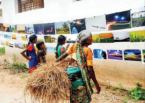 பெற்றோருடன் கபிலன்