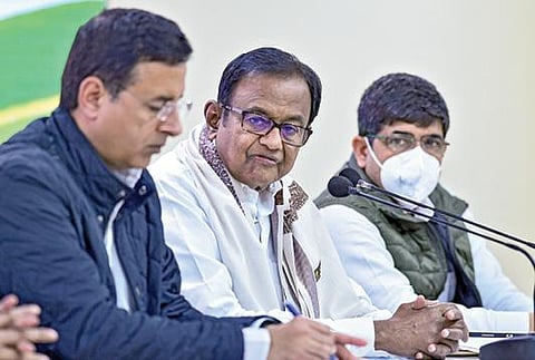 டெல்லியில் உள்ள அனைத்திந்திய காங்கிரஸ் கமிட்டி தலைமையகத்தில் நடைபெற்ற பட்ஜெட் குறித்த செய்தியாளர்கள் சந்திப்பில் பேசுகிறார் முன்னாள் நிதி அமைச்சர் ப.சிதம்பரம். உடன் காங்கிரஸ் கட்சி பொது செயலாளர் ரந்தீப் சுர்ஜிவாலா.