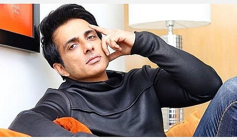 ஆதரவற்ற முதியவர்களுக்கு வீடு: சோனு சூட் அறிவிப்பு