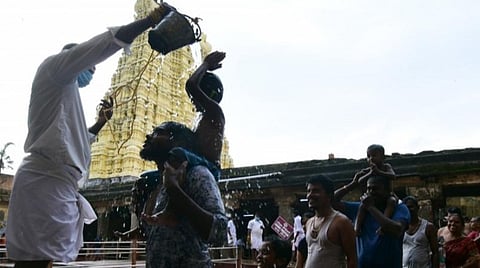 ராமநாதசுவாமி ராமநாதசுவாமி கோயில் தீர்த்தத்தில் புனித நீராடும் பக்தர்கள். | படம்: எல். பாலச்சந்தர்.