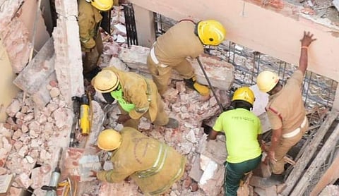 நேற்று விபத்த நடந்த கட்டிடத்தில் மீட்புப் பணியின்போது எடுக்கப்பட்ட புகைப்படம்.