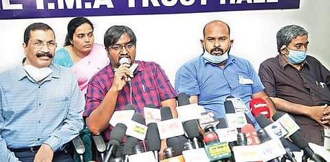 கலப்பு மருத்துவ முறையை எதிர்த்து உண்ணாவிரத போராட்டத்தில் ஈடுபடுவது தொடர்பாக, வேலூரில் நேற்று செய்தியாளர்களை சந்தித்த இந்திய மருத்துவ கழகத்தின் வேலூர் கிளை தலைவர் மதன்மோகன். படம்:வி.எம்.மணிநாதன்.