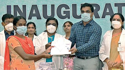 தூத்துக்குடி அரசு மருத்துவக் கல்லூரியில் எம்பிபிஎஸ் முதலாமாண்டு மாணவர்களுக்கு சீருடை மற்றும் ஸ்டெதஸ்கோப் வழங்கினார், மாவட்ட ஆட்சியர் கி.செந்தில் ராஜ். படம்: என்.ராஜேஷ்