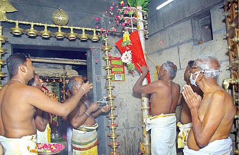 ஏரல் சேர்மன் அருணாசல சுவாமி திருக்கோயிலில் தை அமாவாசைத் திருவிழாவை முன்னிட்டு நேற்று நடைபெற்ற கொடியேற்றம்.