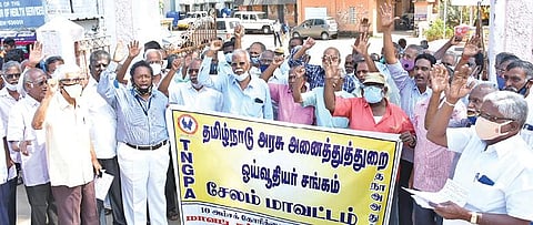 கிருஷ்ணகிரியில அரசு ஊழியர் சங்கம் சார்பில் நடந்த மறியல் போராட்டத்தில் ஈடுபட்ட 240 பேரை போலீஸார் கைது செய்தனர்.