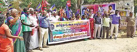 கள்ளக்குறிச்சியில் கோரிக்கைகளை வலியுறுத்தி ஆர்ப்பாட்டத்தில் ஈடுபட்ட அரசு ஊழியர் சங்கத்தினர்.