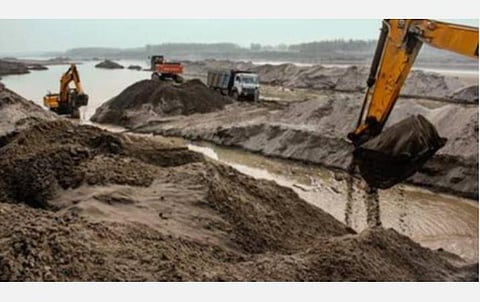 ஓடைகளில் தொடரும் மணல் கொள்ளை: அதிகாரிகள் நடவடிக்கை எடுப்பார்களா?