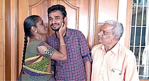 சிஏ தேர்வில் அகில இந்திய அளவில் முதல் மதிப்பெண் பெற்ற இசக்கிராஜுக்கு வாழ்த்து தெரிவித்த அவரது பெற்றோர்.