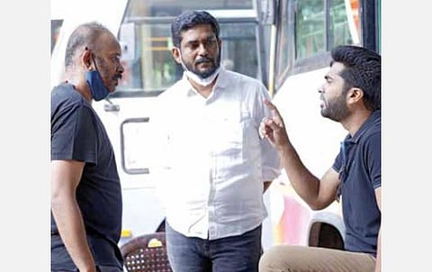 படப்பிடிப்பின்போது ஆலோசனையில் இயக்குநர் வெங்கட் பிரபு, தயாரிப்பாளர் சுரேஷ் காமாட்சி, சிம்பு.