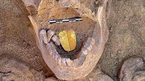 தங்க நாக்குடன் கண்டறியப்பட்ட 2000 ஆண்டுகள் பழமையான மம்மி