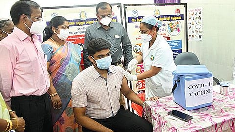 திருவண்ணாமலை அரசு மருத்துவக் கல்லூரி மருத்துவமனையில் கரோனா தடுப்பூசியை போட்டுக் கொண்ட மாவட்ட ஆட்சியர் சந்தீப் நந்தூரி.