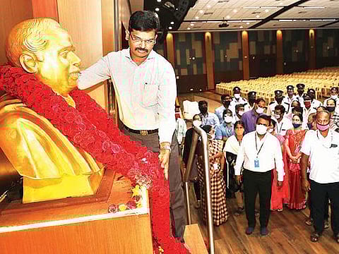 மறைந்த முன்னாள் தமிழக முதல்வர் அண்ணா நினைவு நாளையொட்டி, வேலூர் பழைய மாநகராட்சி அலுவலக வளாகத்தில் உள்ள அவரது சிலைக்கு மாலை அணிவித்து மரியாதை செலுத்திய அதிமுகவினர். அடுத்த படம்: அண்ணா சிலைக்கு மாலை அணிவித்து மரியாதை செலுத்திய திமுகவினர். கடைசிப்படம்: விஐடி பல்கலைக் கழகத்தில் உள்ள அண்ணா சிலைக்கு விஐடி துணைத் தலைவர் ஜி.வி.செல்வம் மாலை அணிவித்து மரியாதை செலுத்தினார்.