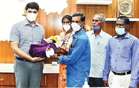 தொட்டில் குழந்தை திட்டத்தில் சேர்க்கப்பட்ட பெண் குழந்தைக்கு ‘ஆதினி’ என பெயர் சூட்டிய திருவண்ணாமலை மாவட்ட ஆட்சியர் சந்தீப் நந்தூரி.