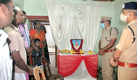 எஸ்ஐ பாலு திருவுருவ படத்துக்கு அஞ்சலி செலுத்திவிட்டு, அவரது குடும்பத்தினருக்கு ஆறுதல் கூறிய திருநெல்வேலி மாநகர காவல் ஆணையர் தீபக் எம்.தாமோர். உடன் எஸ்பி ஜெயக்குமார்.