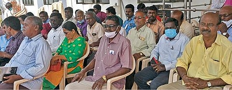 தூத்துக்குடி வட்டாட்சியர் அலுவலக வளாகத்தில் அமர்ந்து போராட்டம் நடத்திய அரசு ஊழியர் சங்கத்தினர். படம்: என்.ராஜேஷ்