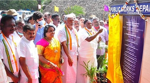 காரைக்காலில் புதிதாக அமைக்கப்பட்டுள்ள மேற்கு புறவழிச் சாலையைப் பயன்பாட்டுக்காகத் திறந்து வைத்த புதுச்சேரி முதல்வர் வி.நாராயணசாமி