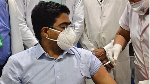 கரோனா தடுப்பூசி போட்டுக்கொண்ட நெல்லை, தென்காசி மாவட்ட ஆட்சியர்கள்