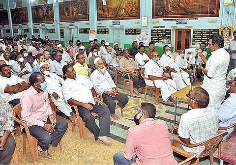 வேலூர் கிருபானந்த வாரியார் சாலையில் உள்ள சண்முகனடியார் சங்கத்தில் நடந்த வியாபாரிகளின் பாதுகாப்பு குறித்த ஆலோசனை கூட்டத்தில் பேசும் தமிழ்நாடு வணிகர் சங்கங்களின் பேரமைப்பின் வேலூர் மாவட்ட தலைவர் ஞானவேல்.படம்: வி.எம்.மணிநாதன்.