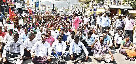 தி.மலை பெரியார் சிலை முன்பு சாலை மறியலில் ஈடுபட்ட அரசு ஊழியர்கள்.