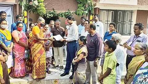 வேலூர் கன்னிகாபுரத்தில் கட்டப்பட்டுள்ள அடுக்குமாடி குடியிருப்புகளை சென்னை தலைமை செயலகத்தில் இருந்து காணொலி காட்சி வாயிலாக முதல்வர் பழனிசாமி நேற்று திறந்து வைத்தார். பின்னர், மாவட்ட வருவாய் அலுவலர் பார்த்தீபன் வீடு ஒதுக்கீட்டுக்கான ஆணைகளை வழங்கினார்.படம்:வி.எம்.மணிநாதன்.