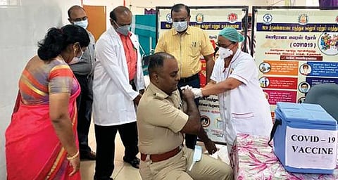 கரோனா தடுப்பூசி போட்டுக்கொண்ட திருவண்ணாமலை மாவட்ட காவல் கண் காணிப்பாளர் அரவிந்த்.