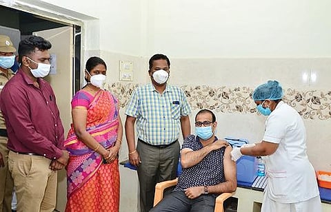 தென்காசி அரசு மருத்துவமனையில் மாவட்ட ஆட்சியர் ஜி.எஸ்.சமீரன் கரோனா தடுப்பூசி போட்டுக்கொண்டார்.