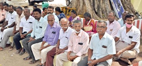 தூத்துக்குடி - பாளையங்கோட்டை சாலையில் அம்பேத்கர் சிலை அருகே சாலை மறியலில் ஈடுபட்ட அரசு ஊழியர்கள். படம்: என்.ராஜேஷ்