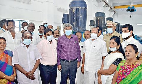 ஈரோடு வ.உ.சி.பூங்காவில் உள்ள 1.14 கோடி லிட்டர் கொள்ளளவு கொண்ட குடிநீர் தொட்டியில் இருந்து தண்ணீரை பிரித்து அனுப்பும் பணியை மாவட்ட ஆட்சியர் சி.கதிரவன், மாநகராட்சி ஆணையர் இளங்கோவன் உள்ளிட்டோர் பார்வையிட்டனர்.