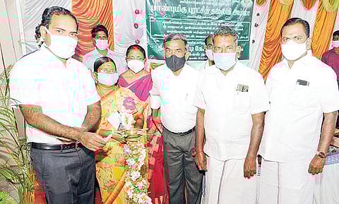 சிவகங்கை மாவட்ட ஆட்சியர் அலுவலகத்தில் நடந்த காவிரி கூட்டுக் குடிநீர்த் திட்ட தொடக்க விழாவில் குத்துவிளக்கு ஏற்றி வைத்த மாவட்ட ஆட்சியர் பி.மதுசூதன் ரெட்டி. அருகில், மாவட்ட வருவாய் அலுவலர் லதா.