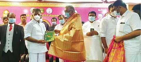 சென்னை தரமணியில் உள்ள உலக தமிழாராய்ச்சி நிறுவனத்தில் நடைபெற்ற விழாவில் துணை முதல்வர் பன்னீர்செல்வம் கடலூர் சுசான்லி குழுமத்தின் சேர்மன் டாக்டர் ரவியை பாராட்டி அவருக்கு சால்வை அணிவித்து கவுரவித்தார்.