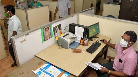 தமிழக அரசு ஊழியர்களின் ஓய்வு வயது 60 ஆக உயர்வு?- இன்று அறிவிப்பு வெளியாக வாய்ப்பு