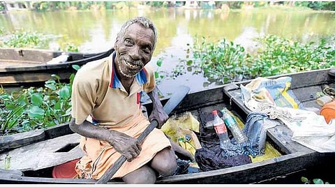 ஏரியில் பிளாஸ்டிக் பாட்டில்களை சேகரிக்கும் ராஜப்பன்.