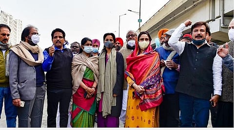 விவசாயிகளைச் சந்திக்கச் சென்ற எதிர்க்கட்சி எம்.பி.க்கள் : படம் உதவி ட்விட்டர்