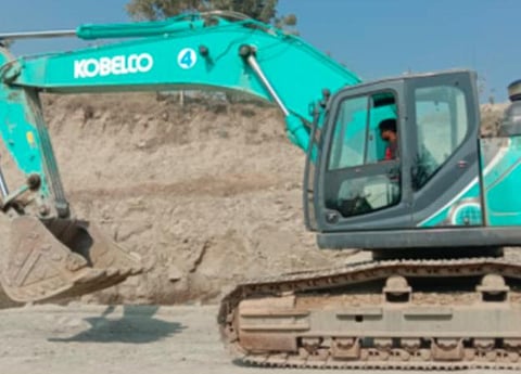 மண்சரிவை அப்புறப்படுத்தும் பணி.