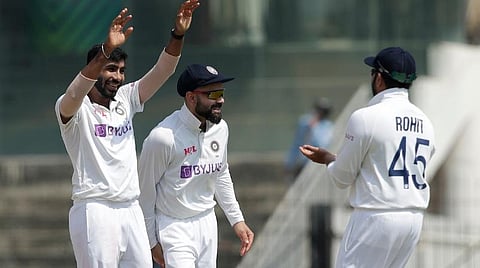 விக்கெட் வீழ்த்திய மகிழ்ச்சியில் பும்ராவை வாழ்த்தும் ரோஹித் சர்மா: படம் உதவி | ட்விட்டர்.