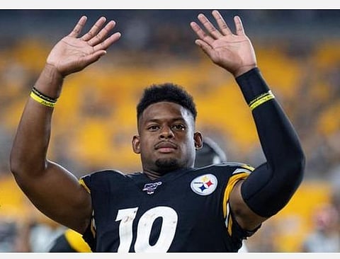 அமெரிக்க என்எப்எல் வீரர் ஜுஜு ஸ்மித்.