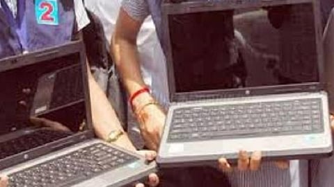 2017- 2018 கல்வி ஆண்டு மாணவர்களுக்கு இலவச லேப்டாப் வழங்கக்கோரி வழக்கு: தமிழக அரசு பதிலளிக்க உத்தரவு