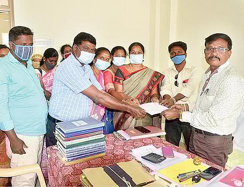 அரசு கலை மற்றும் அறிவியல் கலைக்கல்லூரி கவுரவ விரிவுரையாளர்கள் பல்வேறு கோரிக்கைகள் அடங்கிய மனுவை, காட்பாடியில் உள்ள கல்லூரிக் கல்வி இணை இயக்குநர் அலுவலகத்தில் அளித்தனர். படம்: வி.எம்.மணிநாதன்.