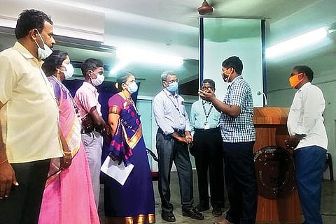 மிகச்சிறிய செயற்கைக்கோள் தயாரிப்பு குழுவில் இடம்பெற்ற பென்னாத்தூர் அரசு மேல்நிலைப் பள்ளி மாணவர்களை பாராட்டிய மாவட்ட முதன்மை கல்வி அலுவலர் குணசேகரன். அருகில், தலைமை ஆசிரியர் உமாநாதன் உள்ளிட்டோர்.