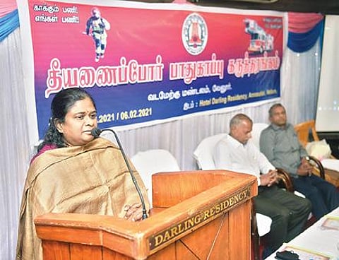 தீயணைப்பு துறை சார்பில், வேலூரில் தீயணைப்போர் பாதுகாப்பு கருத்தரங்கம் நேற்று நடந்தது. இதனை, துவக்கி வைத்து பேசும் வடமேற்கு மண்டல துணை இயக்குநர் மீனாட்சி விஜயகுமார். அடுத்தபடம்: கருத்தரங்கில் பங்கேற்றவர்களின் ஒரு பகுதியினர். படங்கள்:வி.எம்.மணிநாதன்.