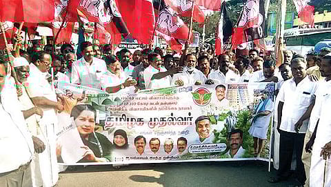 விவசாய கடனை தள்ளுபடி செய்ததை வரவேற்று தி.மலை மாவட்டம் செய்யாறில் நேற்று பொதுமக்களுக்கு இனிப்பு வழங்கிய அதிமுகவினர். அடுத்த படம்: திருப்பத்தூர் மாவட்டம் வாணியம்பாடி பேருந்துநிலையத்தில் அதிமுகவினர் பட்டாசு வெடித்து, பொதுமக்களுக்கு இனிப்பு வழங்கினர்.