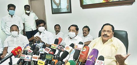 வேலூரில் உள்ள திமுக மத்திய மாவட்ட அலுவலகத்தில் செய்தியாளர்களை சந்தித்த அக்கட்சியின் பொதுச்செயலாளர் துரைமுருகன். அருகில், அமைப்பு செயலாளர் ஆர்.எஸ்.பாரதி, சட்டத்துறை செயலாளர் கிரிராஜன், சட்டப்பேரவை உறுப்பினர்கள் ஏ.பி.நந்தகுமார், கார்த்திகேயன் உள்ளிட்டோர். படம்:வி.எம்.மணிநாதன்.