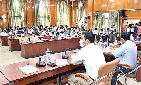 தூத்துக்குடியில் மீனவர் குறைதீர்க்கும் நாள் கூட்டம் ஆட்சியர் செந்தில்ராஜ் தலைமையில் நடைபெற்றது.