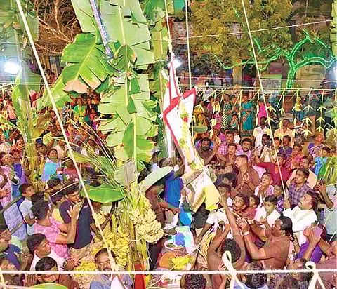 தூத்துக்குடி பூபால்ராயபுரம் புனித அந்தோணியார் கெபி திருவிழாவை முன்னிட்டு நேற்று முன்தினம் இரவு நடைபெற்ற கொடியேற்றம்.