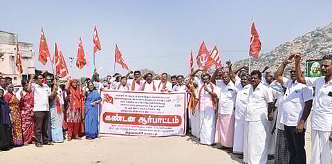 கிருஷ்ணகிரியில் ஆர்ப்பாட்டத்தில் ஈடுபட்ட தமிழ்நாடு விவசாய சங்கத்தினர்.