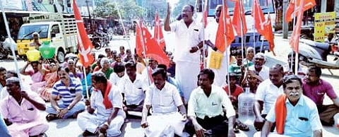 கிளியனூர் கடைவீதியில் தமிழ்நாடு விவசாய சங்கம் சார்பில் சாலை மறியல் போராட்டம் நடைபெற்றது.