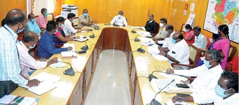 திடக்கழிவு மேலாண்மை பணிகளின் முன்னேற்றம் குறித்த சிறப்பு கண்காணிப்பு குழுக்கூட்டம் விழுப்புரத்தில் ஆட்சியர் அண்ணாதுரை தலைமையில் நடைபெற்றது.