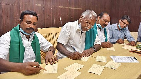 சேலத்தில் நேற்று நடந்த தமிழ்நாடு கள் இயக்க ஆலோசனை கூட்டத்தில் ஒருங்கிணைப்பாளர் நல்லசாமி தலைமையில் கள் இறக்க அனுமதி வழங்கக்கோரி முதல்வருக்கு அஞ்சல் அட்டை அனுப்பும் போராட்டத்தை தொடங்கினர். படம்: எஸ்.குரு பிரசாத்