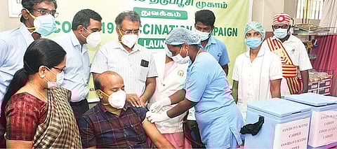 வேலூர் அரசு மருத்துவக் கல்லூரி மருத்துவமனையில் நேற்று கரோனா தடுப்பூசி போட்டுக்கொண்ட மாவட்ட ஆட்சியர் சண்முக சுந்தரம். அருகில், மருத்துவக் கல்லூரி முதல்வர் மருத்துவர் செல்வி உள்ளிட்டோர். படம்: வி.எம்.மணிநாதன்.