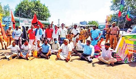 விழுப்புரத்தில் சாலை மறியலில் ஈடுபட்ட காங்கிரஸ் கட்சியினர்.